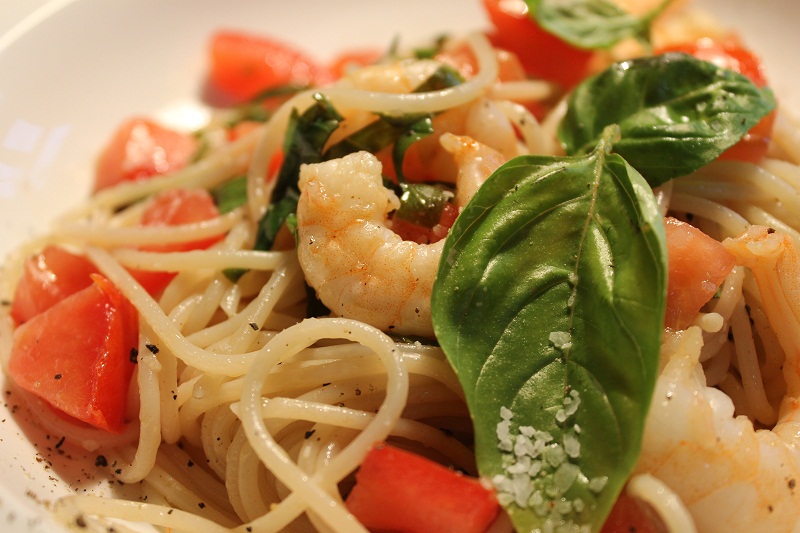Schnelle Spaghetti mit Garnelen und Tomaten | neverstopeating